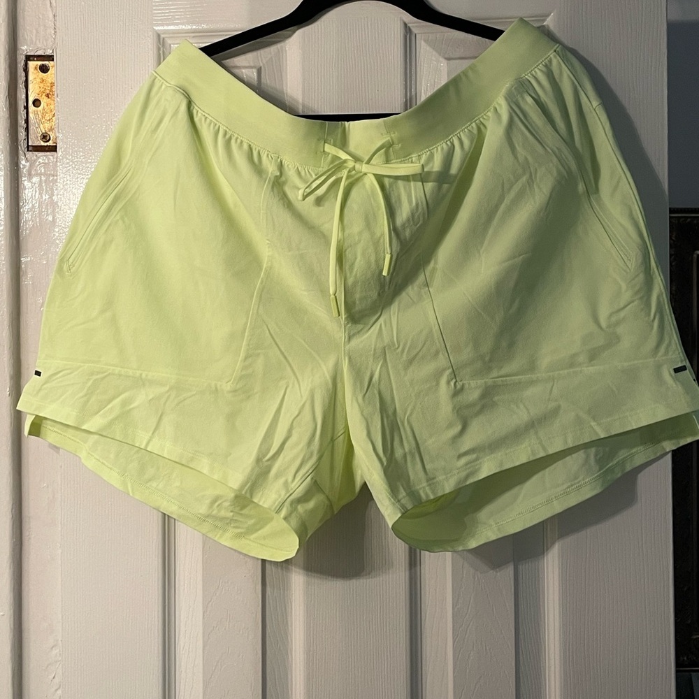 NWOT Lululemon License to Train 5” Short XXL - never worn